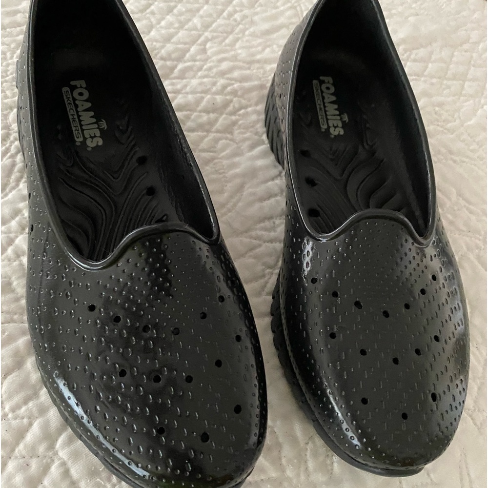 NWOT Black Foamies Flats